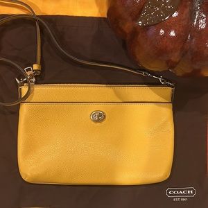 Coach Crossbody 💯 Authentic